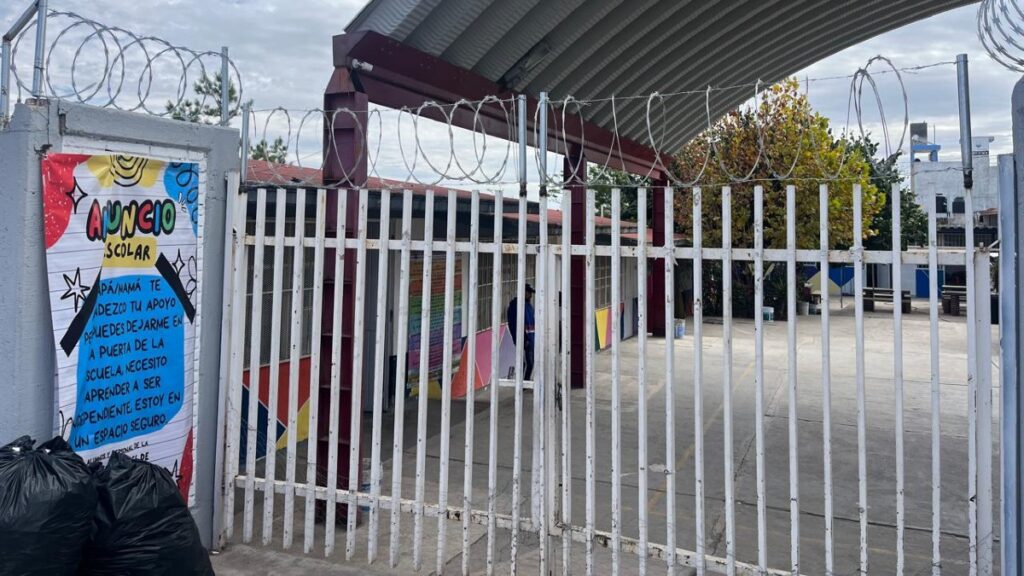 Padres de Familia de Héroes de Chapultepec Instalan Protecciones para Combatir Robos en Stockton