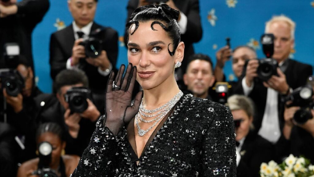 Dua Lipa Brilla con Clases de Español y Canta ‘Oye, mi amor’ con Fher de Maná