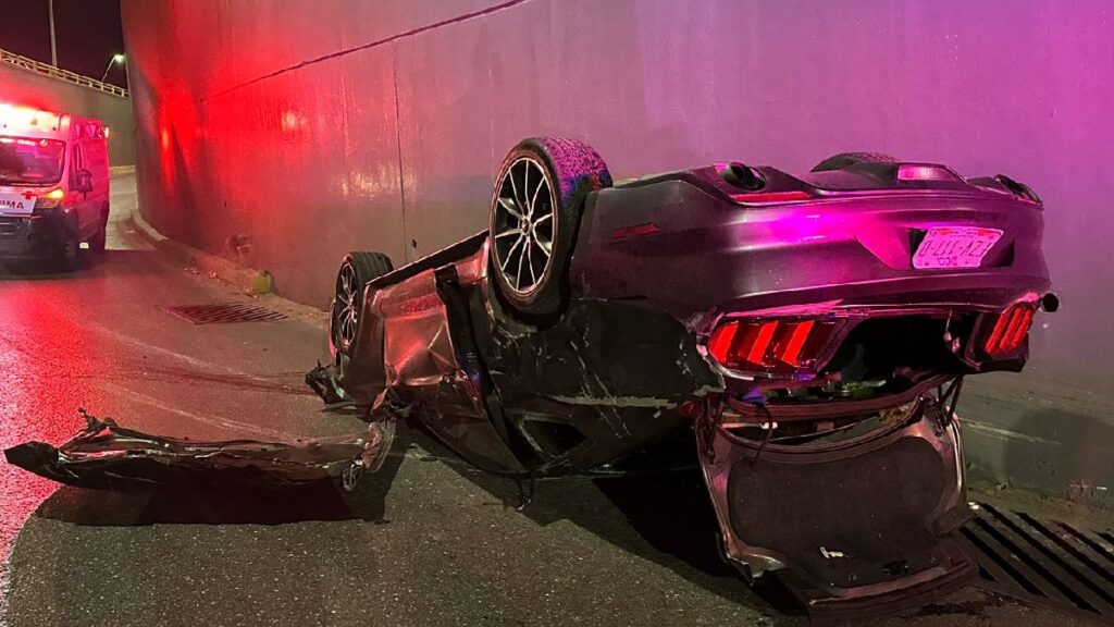 Volcadura de Mustang en la carretera Torreón-Matamoros: Conductor Huyó del Escenario