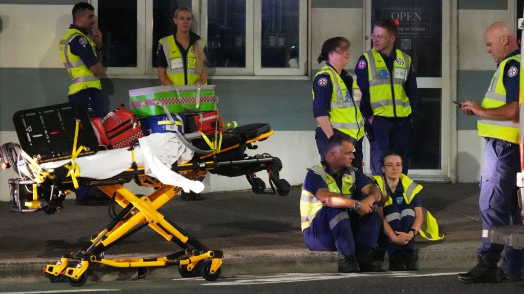 Padre e hijo implicados en acto terrorista antisemita en playa de Australia que dejó 15 muertos