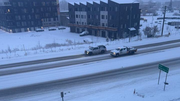 Hielo en Carreteras Dificulta el Tráfico en Denver Tras Nevadas de Diciembre