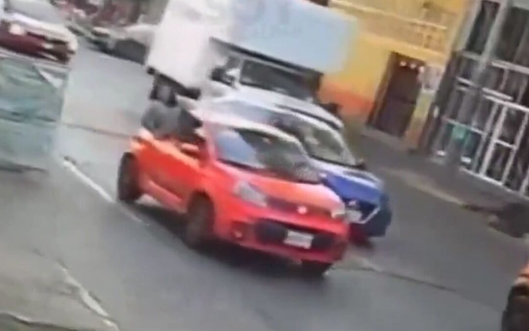 Comerciantes de Naucalpan brindan ayuda a mujer durante intento de secuestro