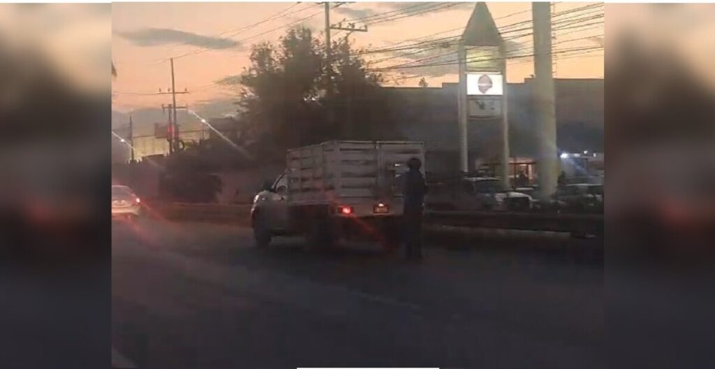 Polémica en Nuevo León: Joven en Patines se Sujeta a Camioneta en la Avenida Miguel Alemán