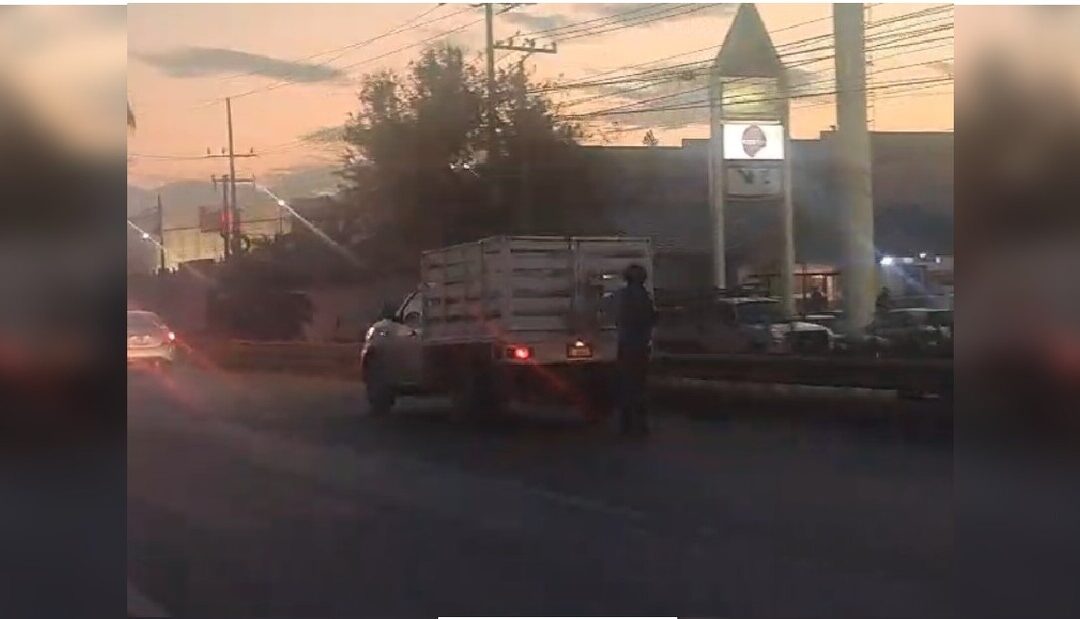 Polémica en Nuevo León: Joven en Patines se Sujeta a Camioneta en la Avenida Miguel Alemán