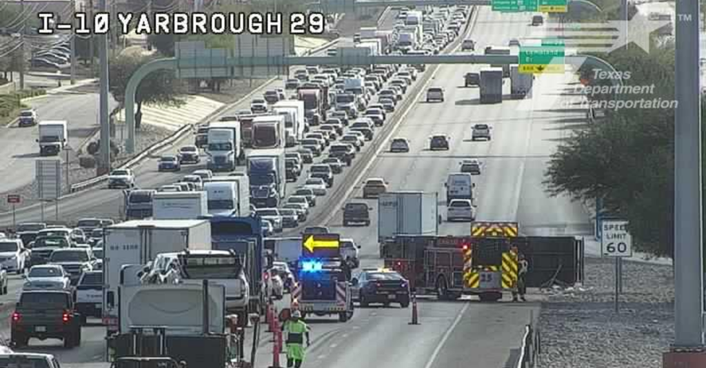 Accidente de Volcadura de Camión en la I-10 Cerca de Yarbrough en El Paso