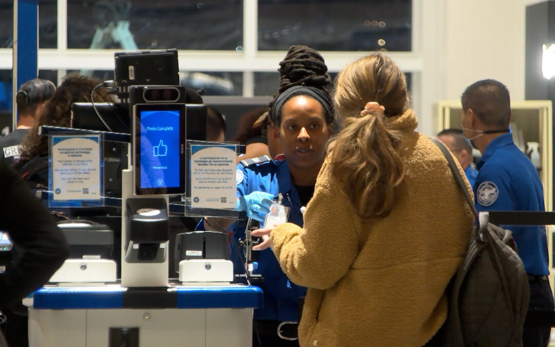 Viajeros: A partir de febrero, obtener su Real ID será esencial y costará 45 dólares, advierte la TSA