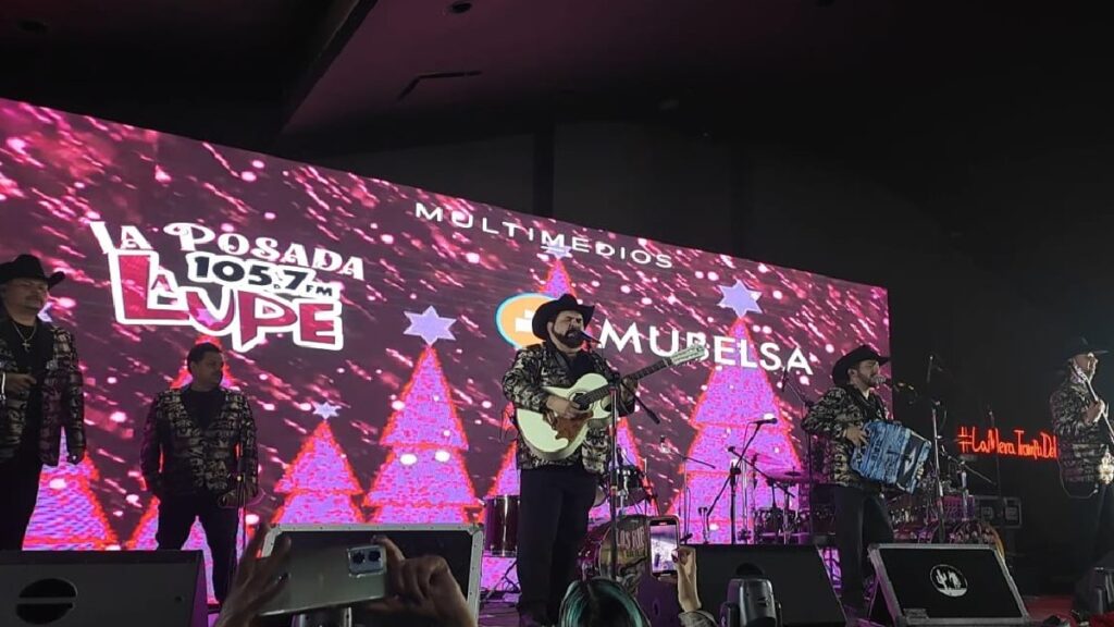 Posada 2025 de La Lupe 105.7: Familias Disfrutan del Ritmo de Fuego Indio y Salomón Robles