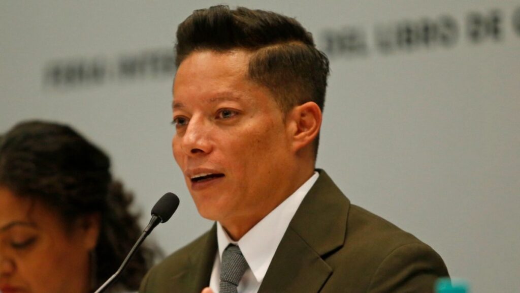 Desapariciones en Stockton: Víctor Ornelas Aborda el Reclutamiento en su Libro en la FIL 2025