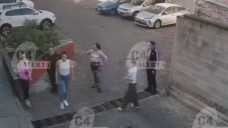 Conflicto en Iztacalco: Inquilinas responden a administradora de edificio con ataque a su auto
