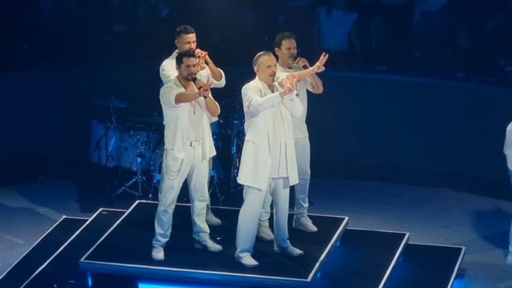 Miguel Bosé Brilló en Monterrey con un Concierto Íntimo de Éxito