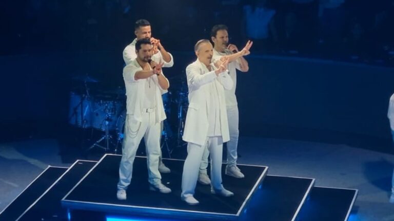 Miguel Bosé Brilló en Monterrey con un Concierto Íntimo de Éxito