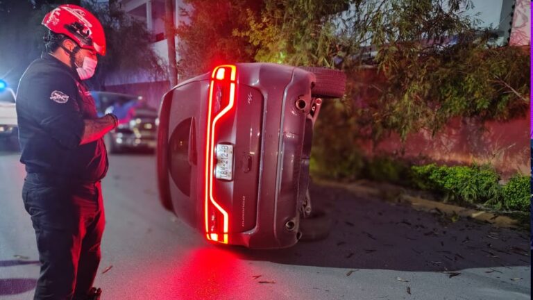 Accidente en Monterrey: Conductora pierde el control de su camioneta y choca contra un árbol