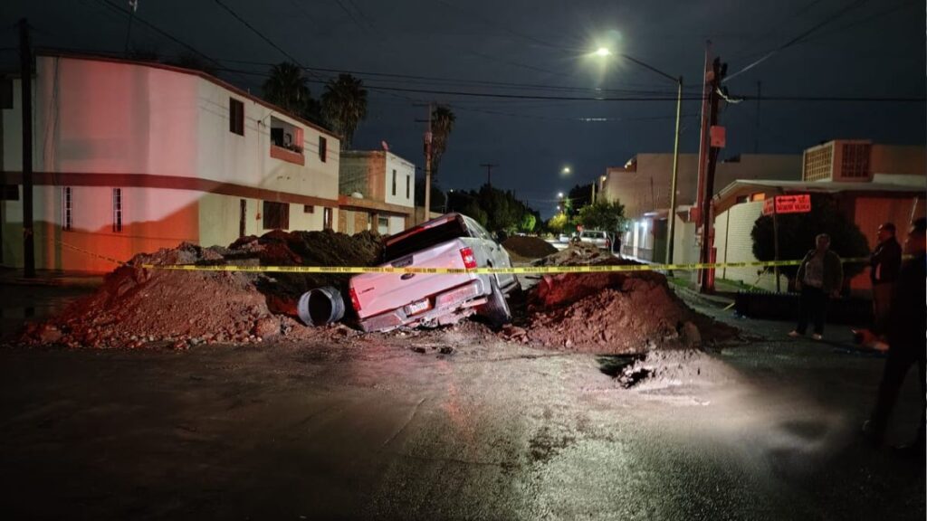 Accidente en Torreón: Camioneta cae en zanja de SIMAS y conductor escapa