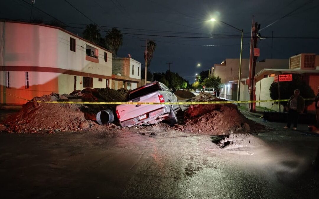 Accidente en Torreón: Camioneta cae en zanja de SIMAS y conductor escapa