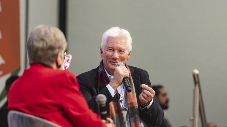 Momento Tenso entre Alicia Bárcena y Richard Gere por Claudia Sheinbaum en la FIL Guadalajara