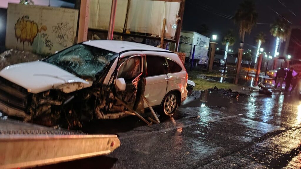 Accidente de tráfico: Conductor ebrio destroza camioneta contra poste metálico en Torreón-San Pedro