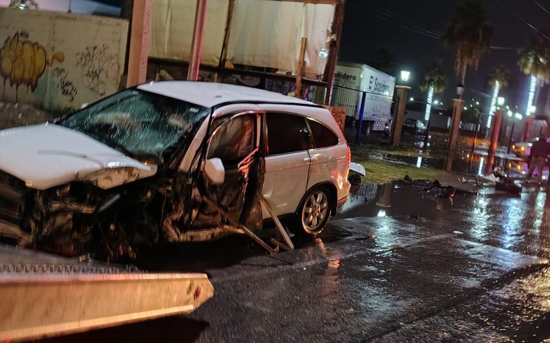 Accidente de tráfico: Conductor ebrio destroza camioneta contra poste metálico en Torreón-San Pedro