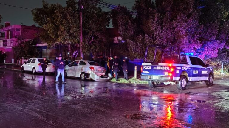 Accidente en Torreón: Hombre Abandona Vehículo Tras Choque Fuerte