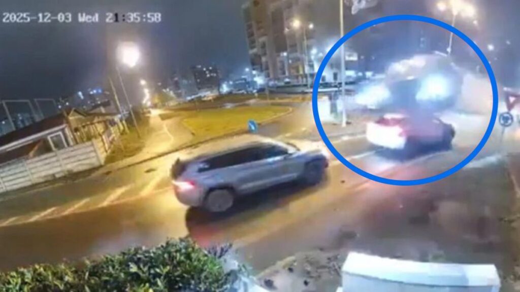 ¡Impactante! Auto ‘vuela’ sobre dos coches tras una emergencia médica en Stockton Modesto | VIDEO