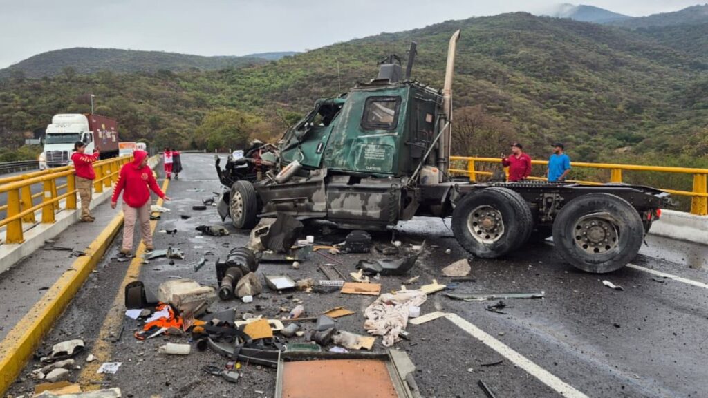 Cierre Total en la Autopista Guadalajara-Colima: Accidentes Dejan 6 Heridos y Tráiler Destrozado