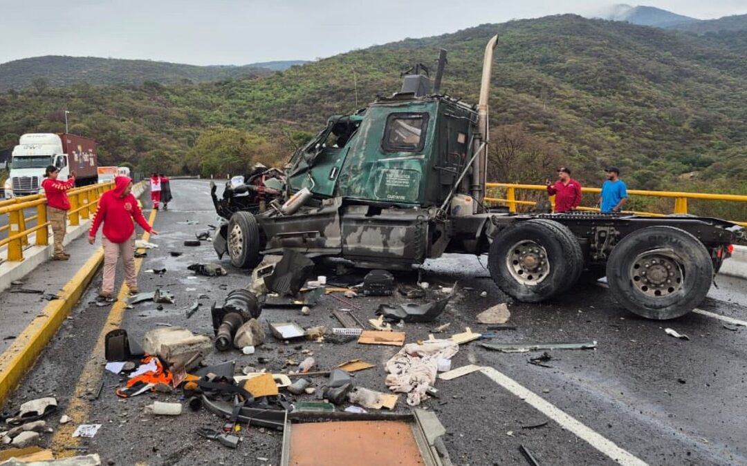Cierre Total en la Autopista Guadalajara-Colima: Accidentes Dejan 6 Heridos y Tráiler Destrozado