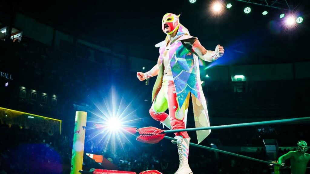 Impactante caída de Neón durante un intento de lance en el ring | VIDEO