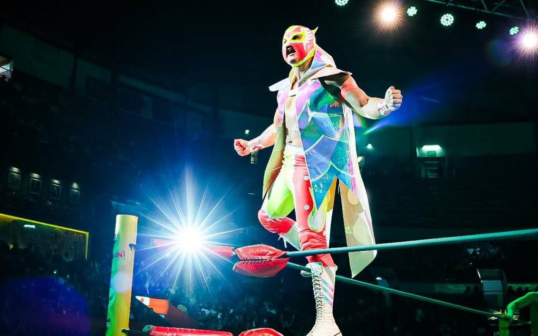 Impactante caída de Neón durante un intento de lance en el ring | VIDEO