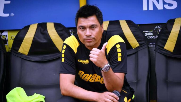 Gallos Blancos de Querétaro Nombra a Esteban González Como Su Nuevo Entrenador de Manera Original