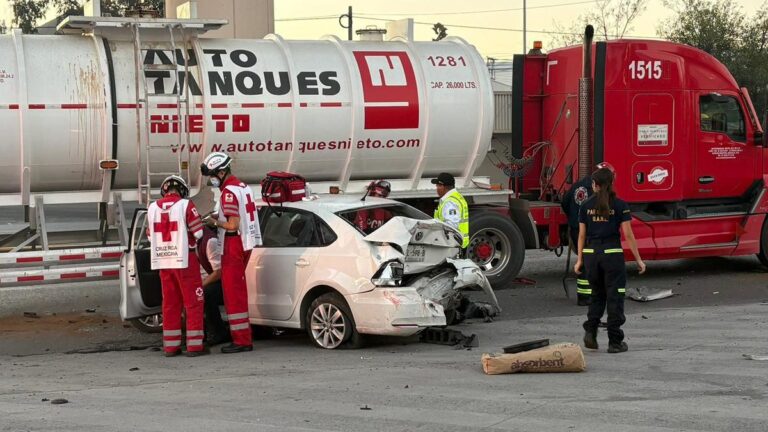 Accidente en Monterrey: Conductor Ebrio Choca Contra Pipa en Avenida Félix U. Gómez