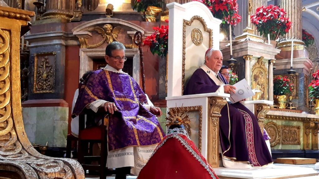 El Arzobispo de Puebla Enciende la Vela de Adviento: Un Simbolo de Paz y Esperanza