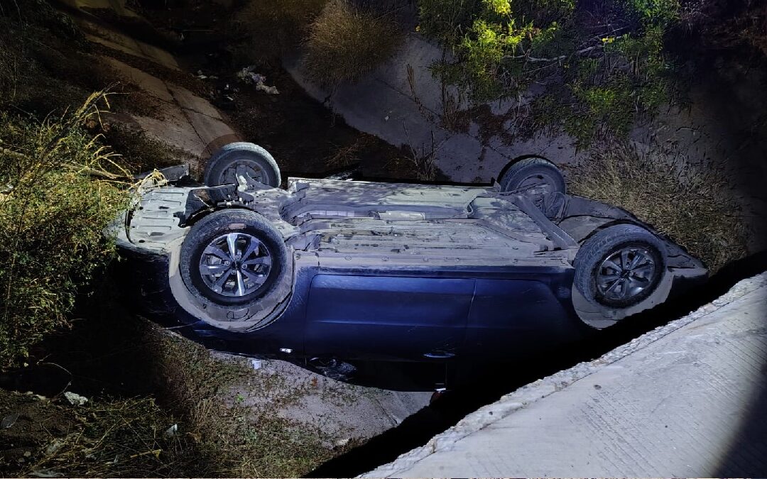 Accidente: Hombre Vuelca su Auto en Canal de Riego en Torreón