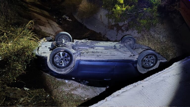 Accidente: Hombre Vuelca su Auto en Canal de Riego en Torreón