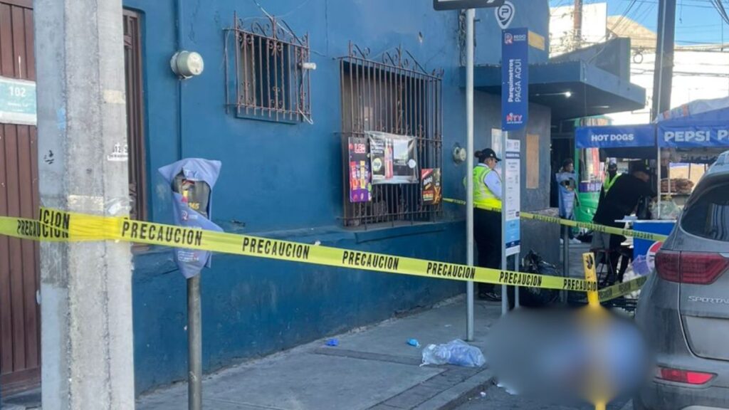 Hombre Muere en el Centro de Monterrey por Posibles Causas Médicas