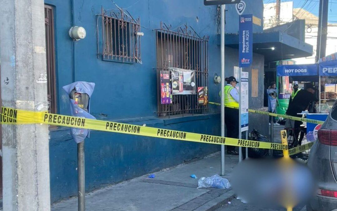 Hombre Muere en el Centro de Monterrey por Posibles Causas Médicas