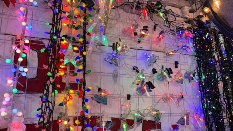 Mercadito Navideño: Celebrando 70 Años de Tradición y Reparación de Luces en Torreón