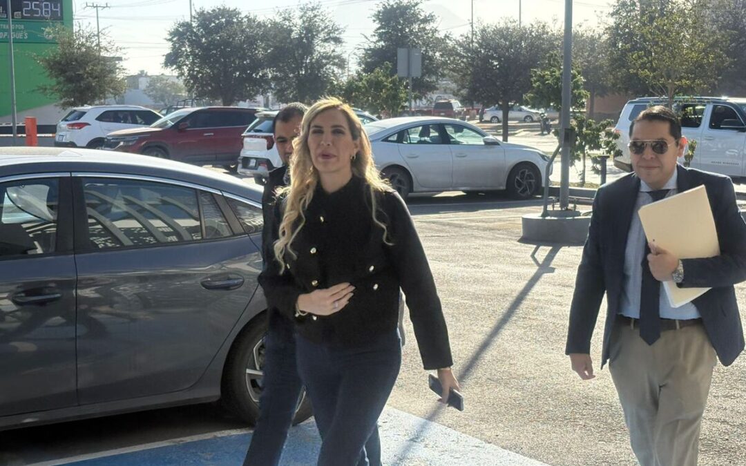 Adalina Ávalos se Presenta a Comparecencia por Denuncia de Despojo por Jaime Rodríguez ‘El Bronco’