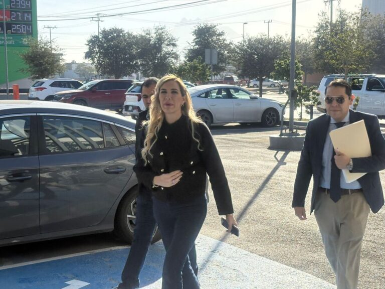 Adalina Ávalos se Presenta a Comparecencia por Denuncia de Despojo por Jaime Rodríguez ‘El Bronco’