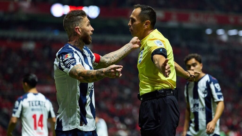 Sergio Ramos Recibe un Obsequio Especial de Santander en su Último Partido en Liga MX