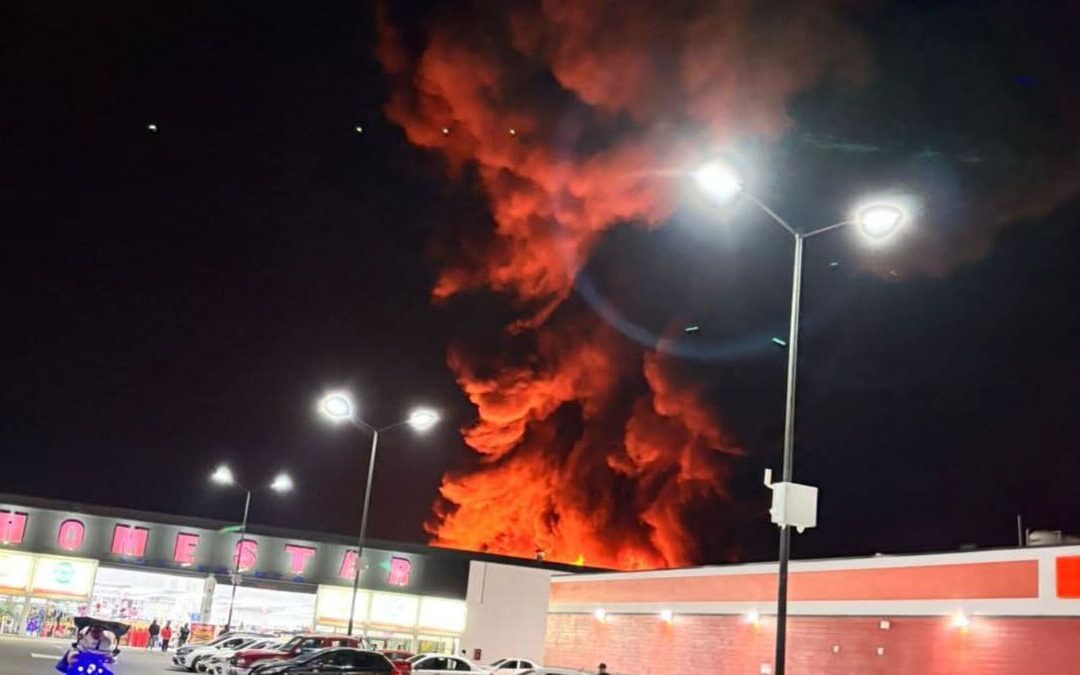 Incendio en Ixtapaluca: Evacuación de vecinos y Plaza Pilares tras el siniestro en fábrica de colchones