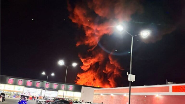 Incendio en Ixtapaluca: Evacuación de vecinos y Plaza Pilares tras el siniestro en fábrica de colchones