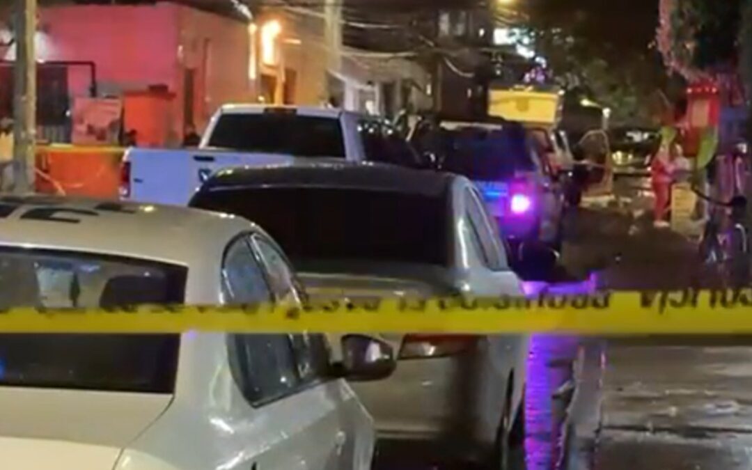 Hombre herido por balazos en el abdomen llega a casa de familiares en Guadalajara