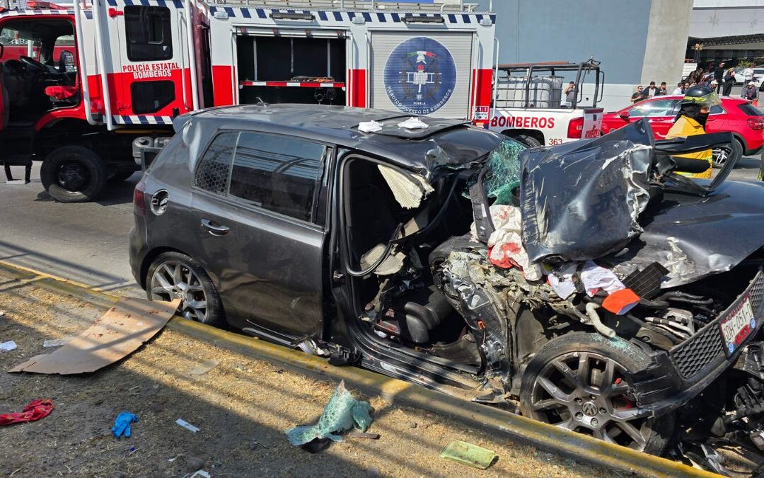 Mujer muere atropellada en la Plaza Vía San Ángel tras una megacarambola en Puebla