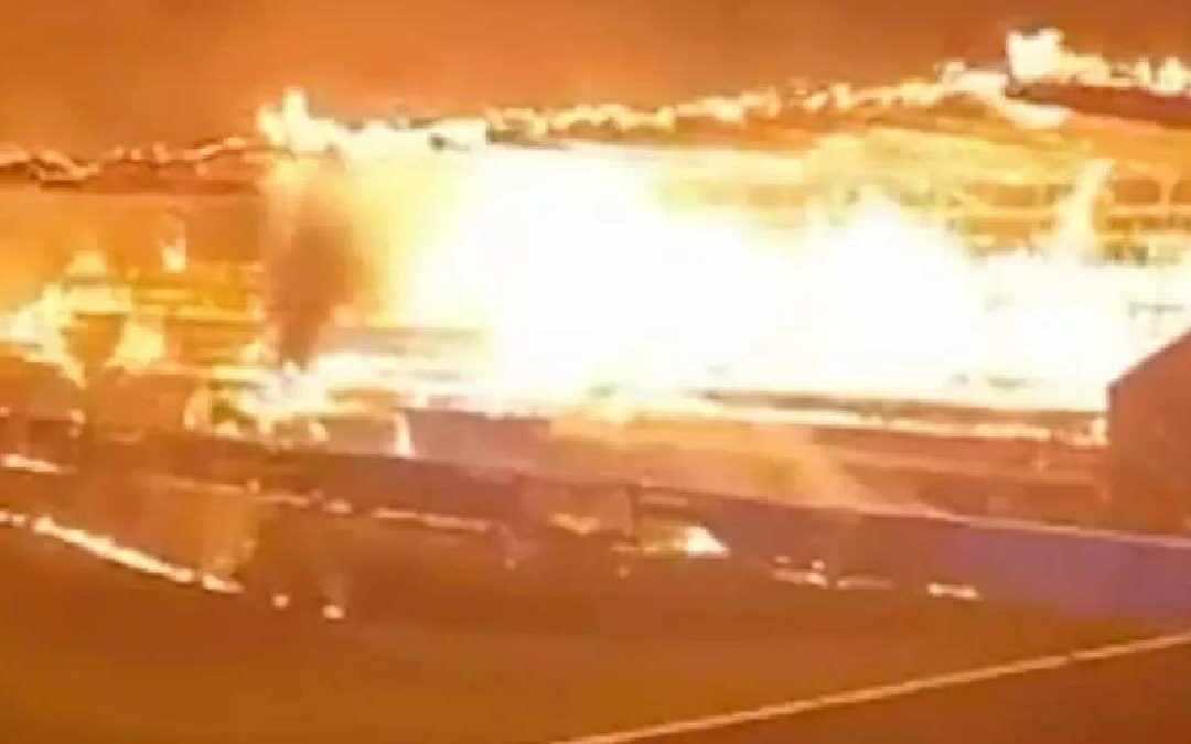 Incendio en Estadio de Equipo Europeo Hours Después de su Descenso