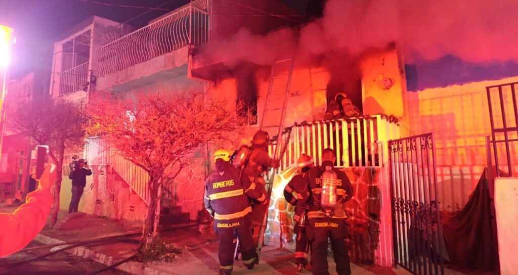 Incendio en Guadalajara: Madre y sus 3 hijos saltan de la azotea por luces navideñas
