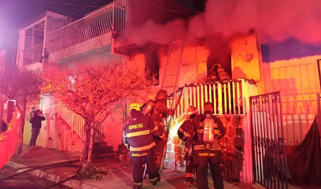 Incendio en Guadalajara: Madre y sus 3 hijos saltan de la azotea por luces navideñas