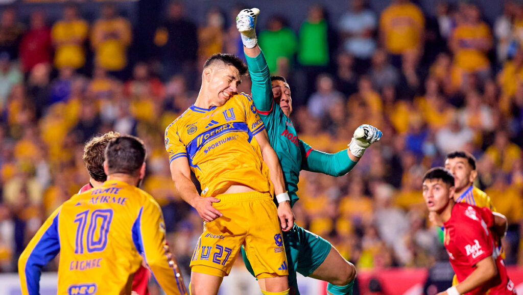 La impresionante atajada de Hugo González que salvó el gol de Diego Lainez en la Final de Ida