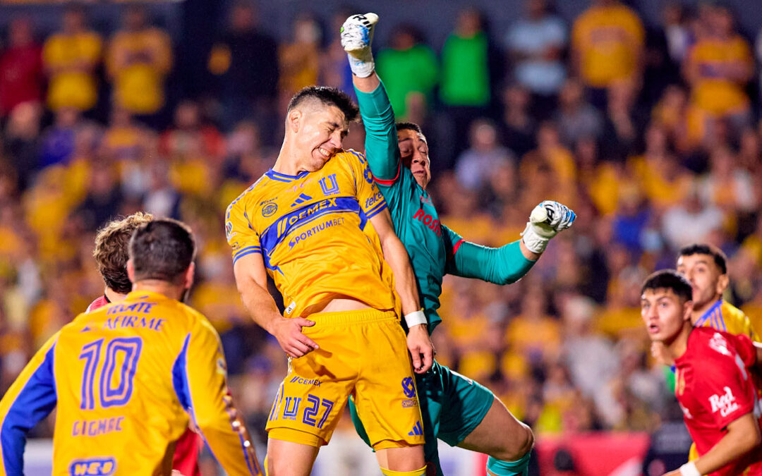 La impresionante atajada de Hugo González que salvó el gol de Diego Lainez en la Final de Ida