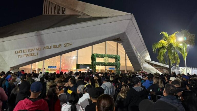 Feligreses se reúnen en la Basílica de Guadalupe para honrar a la Virgen en Monterrey