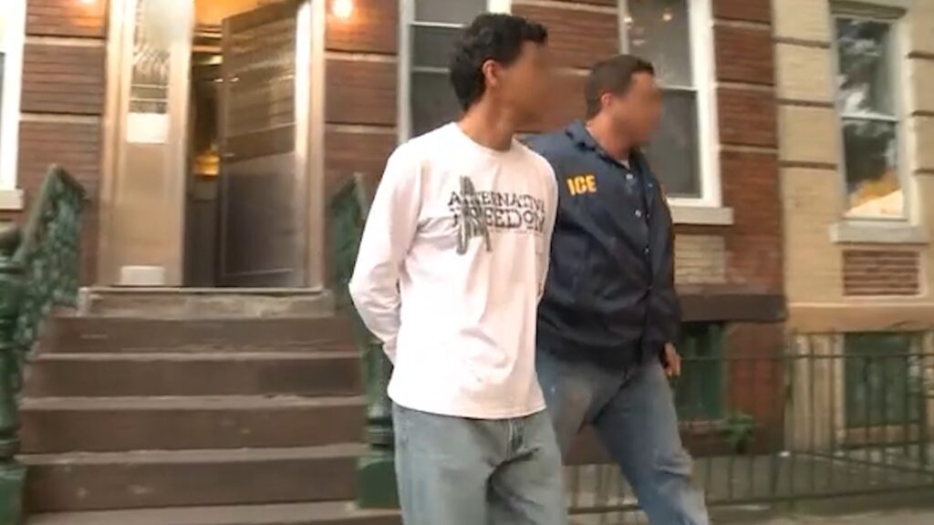 Informe: ICE Detiene a Casi 75,000 Personas Sin Antecedentes Criminales en Operativos Migratorios