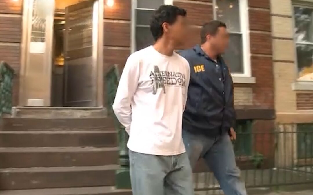 Informe: ICE Detiene a Casi 75,000 Personas Sin Antecedentes Criminales en Operativos Migratorios